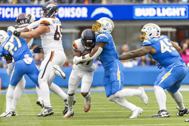 October 11, 2026, Inglewood, California, USA: Denver Broncos Wide Receiver Jaylen Waddle (17) runs against Los Angeles Chargers linebacker Daiyan Henley (0) during an NFL, American Football Herren, USA football game, in Inglewood, Calif. on Sunday Oct. 11, 2026. Inglewood USA - ZUMAc68_ 20261011_zaf_c68_011 Copyright: xRingoxChiux