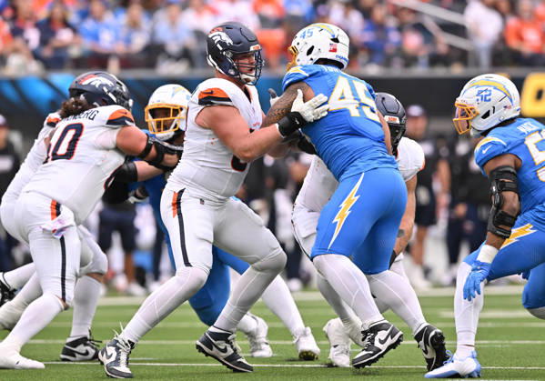 INGLEWOOD, CA - OCTOBER 11: Denver Broncos guard Calvin Throckmorton (76) blocks Los Angeles Chargers linebacker Tuli Tuipulotu (45) during the game between the Los Angeles Chargers and the Denver Broncos on October 11, 2026 at SoFi Stadium in Inglewood. (Photo by David Dennis Icon Sportswire) NFL, American Football Herren, USA OCT 11 Broncos at Chargers EDITORIAL USE ONLY Icon26101112