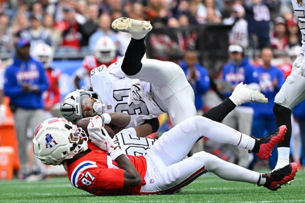 NFL, American Football Herren, USA 2026: Raiders Vs Patriots OCT 11 Oct 11, 2026; Foxborough, MA, USA; Las Vegas Raiders safety Treydan Stukes (31) tackles New England Patriots wide receiver Romeo Doubs (87) during the first half at Gillette Stadium. Mandatory Credit: Eric Canha-Cal Media (Credit Image: Â Eric Canha Cal Sport Media) Foxborough Ma USA EDITORIAL USE ONLY Copyright: xx ZUMA-20261011_zma_c04_146.jpg EricxCanhax csmphotothree533606