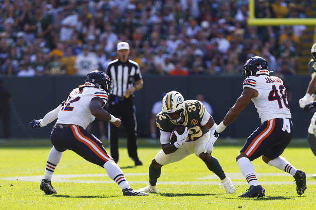 GREEN BAY, WI - OCTOBER 11: Green Bay Packers running back Marshawn Lloyd (32) tries to slide between to defenders during a game between the Green Bay Packers and the Chicago Bears on October 11, 2026 at Lambeau Field in Green Bay, WI. (Photo by Larry Radloff Icon Sportswire) NFL, American Football Herren, USA OCT 11 Bears at Packers EDITORIAL USE ONLY Icon2610110891