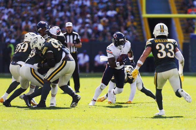 GREEN BAY, WI - OCTOBER 11: Chicago Bears running back D Andre Swift (4) looks for space during a game between the Green Bay Packers and the Chicago Bears on October 11, 2026 at Lambeau Field in Green Bay, WI. (Photo by Larry Radloff Icon Sportswire) NFL, American Football Herren, USA OCT 11 Bears at Packers EDITORIAL USE ONLY Icon2610111752