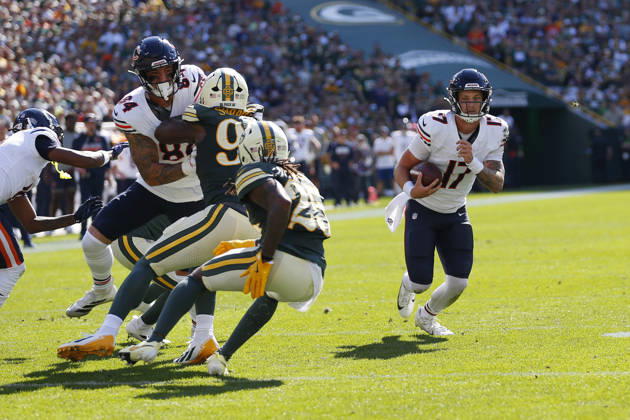 GREEN BAY, WI - OCTOBER 11: Chicago Bears quarterback Tyson Bagent (17) finds a lane to the end zone during a game between the Green Bay Packers and the Chicago Bears on October 11, 2026 at Lambeau Field in Green Bay, WI. (Photo by Larry Radloff Icon Sportswire) NFL, American Football Herren, USA OCT 11 Bears at Packers EDITORIAL USE ONLY Icon2610112511