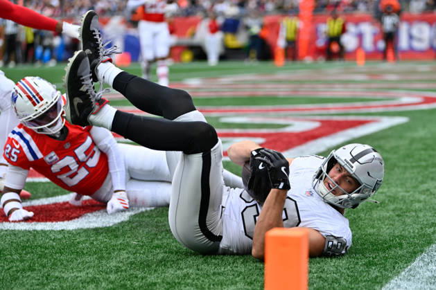 Oct 11, 2026; Foxborough, MA, USA; Las Vegas Raiders tight end Brock Bowers (89) makes a catch for a touchdown against the New England Patriots during the first half at Gillette Stadium. Mandatory Credit: -Cal Media Foxborough USA - ZUMAc04_ 20261011_zma_c04_144 Copyright: xEricxCanhax