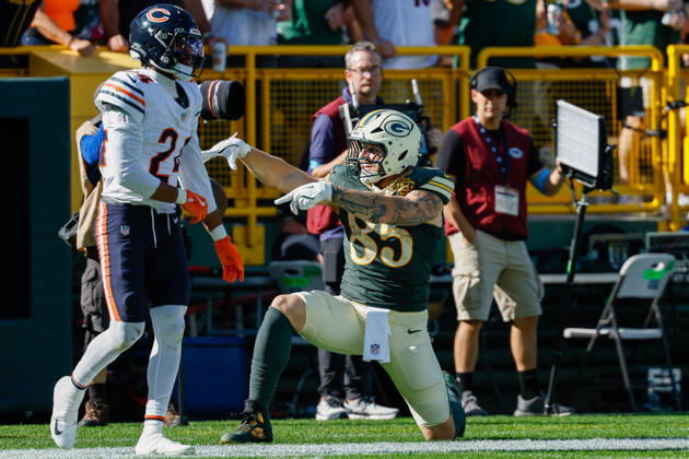 Oct 11, 2026; Green Bay, WI, USA; Green Bay Packers tight end Tucker Kraft (85) celebrates after making a 46 yard catch during NFL, American Football Herren, USA game action against the Chicago Bears at Lambeau Field. Mandatory Credit: -Cal Media NFL 2026: Bears Vs Packers OCT 11  - ZUMAc04_ 20261011_zma_c04_213 Copyright: xDarrenxLeex