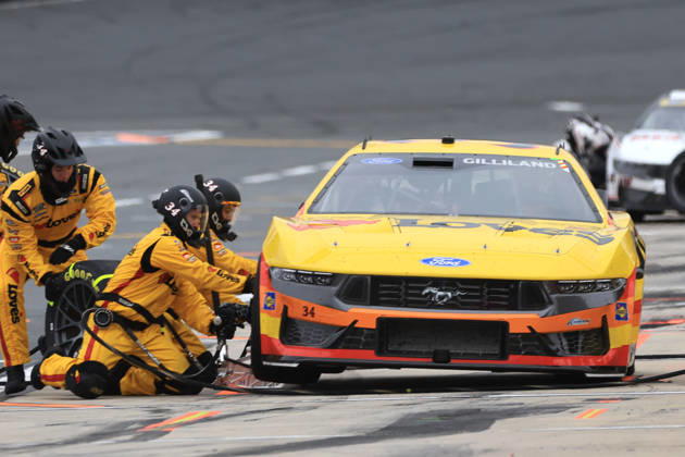 CHARLOTTE, NC - OCTOBER 11: The pit crew of Todd Gilliland ( 34 Front Row Motorsports Love s Travel Stops Ford) services the race car during the running of the NASCAR, Motorsport, USA Cup Series Playoffs Bank of America 400 race on October 11, 2026 at Charlotte Motor Speedway in Charlotte, NC. (Photo by Jeff Robinson Icon Sportswire) AUTO: OCT 11 NASCAR Cup Series Playoffs Bank of America 400 EDITORIAL USE ONLY Icon26101113561400