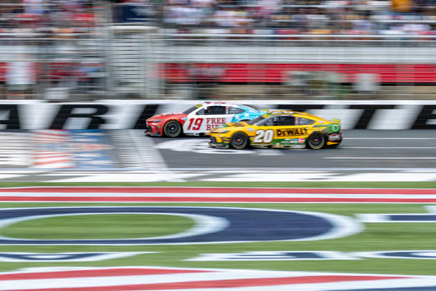 October 11, 2026, Concord, North Carolina, USA: CHASE BRISCOE (19) holds off Christopher Bell to win the Bank of America 400 at Charlotte Motor Speedway NASCAR, Motorsport, USA 2026: Bank Of America 400 At Charlotte Motor Speedway  - ZUMAj177 20261011_zsp_j177_001 Copyright: xJasonxJacksonx