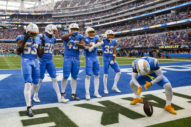 NFL, American Football Herren, USA - Los Angeles Chargers vs Denver Broncos Los Angeles Chargers defensive players celebrate after recovering a fumble during the second half of an NFL football game against the Denver Broncos at SoFi Stadium in Inglewood, California, USA, 11 October 2026. INGLEWOOD CALIFORNIA UNITED STATES  Copyright: xCHRISxTORRESx