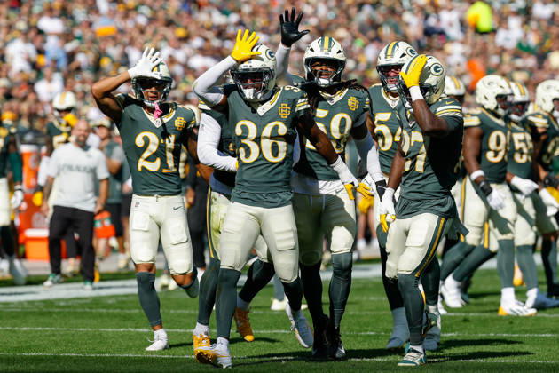 Oct 11, 2026; Green Bay, WI, USA; Green Bay Packers cornerback Kamal Hadden (36), cornerback Benjamin St-Juste (21), safety Kitan Oladapo (27), and linebacker Ty ron Hopper (59) celebrate during NFL, American Football Herren, USA game action against the Chicago Bears at Lambeau Field. Mandatory Credit: -Cal Media Green Bay USA - ZUMAc04_ 20261011_zma_c04_205 Copyright: xDarrenxLeex
