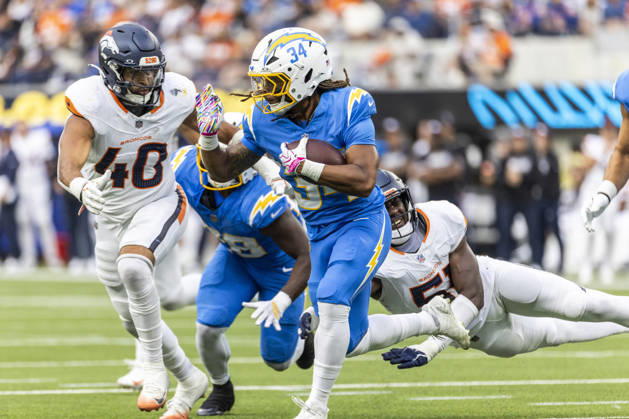 October 11, 2026, Inglewood, California, USA: Los Angeles Chargers running back Keaton Mitchell (34) escapes a tackle-attempt by Denver Broncos Outside Linebacker Que Robinson (51) during an NFL, American Football Herren, USA football game, in Inglewood, Calif. on Sunday Oct. 11, 2026. Inglewood USA - ZUMAc68_ 20261011_zaf_c68_034 Copyright: xRingoxChiux