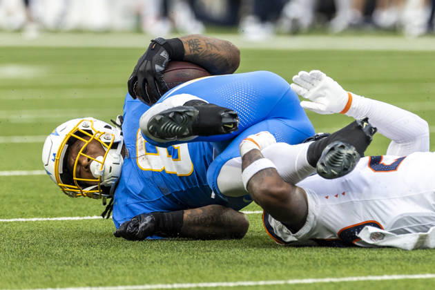 October 11, 2026, Inglewood, California, USA: Los Angeles Chargers running back Omarion Hampton (8) its brought down by Denver Broncos Cornerback Jahdae Barron (23) during an NFL, American Football Herren, USA football game, in Inglewood, Calif. on Sunday Oct. 11, 2026. NHL, Eishockey Herren, USA 2026: Denver Broncos 23:17 LA Chargers - ZUMAc68_ 20261011_zaf_c68_024 Copyright: xRingoxChiux