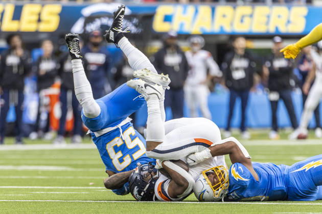 October 11, 2026, Inglewood, California, USA: Denver Broncos Running Back J.K. Dobbins (27) is brought down by Los Angeles Chargers linebacker sDel Shawn Phillips (53) and Daiyan Henley (0) during an NFL, American Football Herren, USA football game, in Inglewood, Calif. on Sunday Oct. 11, 2026. NHL, Eishockey Herren, USA 2026: Denver Broncos 23:17 LA Chargers - ZUMAc68_ 20261011_zaf_c68_027 Copyright: xRingoxChiux