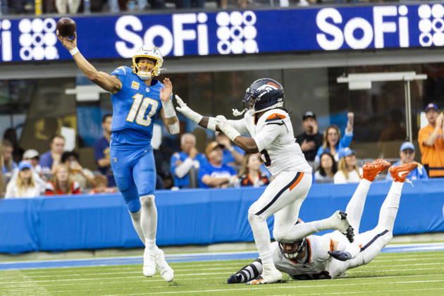 October 11, 2026, Inglewood, California, USA: Los Angeles Chargers quarterback Justin Herbert (10) passes the ball under pressure from Denver Broncos Tight End Nate Adkins (45) during an NFL, American Football Herren, USA football game, in Inglewood, Calif. on Sunday Oct. 11, 2026. NHL, Eishockey Herren, USA 2026: Denver Broncos 23:17 LA Chargers - ZUMAc68_ 20261011_zaf_c68_030 Copyright: xRingoxChiux