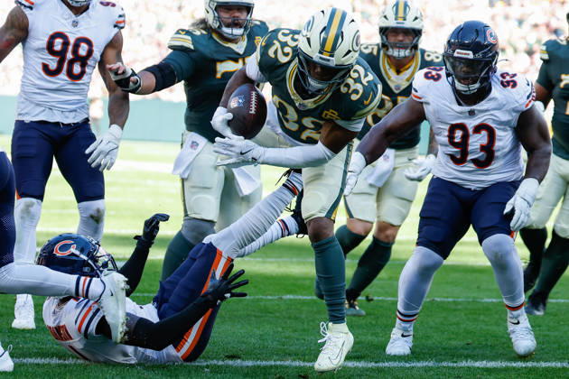 Oct 11, 2026; Green Bay, WI, USA; Green Bay Packers running back Marshawn Lloyd (32) runs in a 7 yard touchdown run during NFL, American Football Herren, USA game action against the Chicago Bears at Lambeau Field. Mandatory Credit: -Cal Media Green Bay USA - ZUMAc04_ 20261011_zma_c04_236 Copyright: xDarrenxLeex