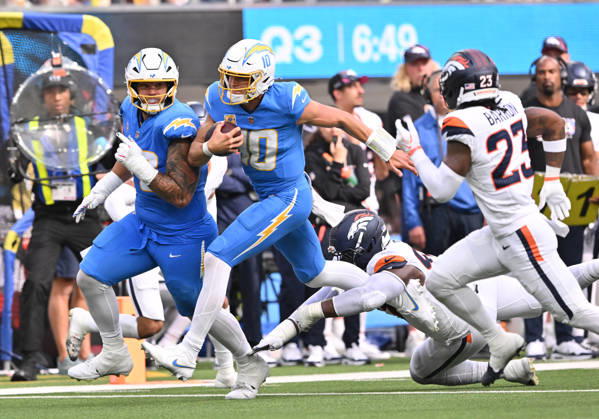 INGLEWOOD, CA - OCTOBER 11: Los Angeles Chargers quarterback Justin Herbert (10) rushes with the ball during the game between the Los Angeles Chargers and the Denver Broncos on October 11, 2026 at SoFi Stadium in Inglewood. (Photo by David Dennis Icon Sportswire) NFL, American Football Herren, USA OCT 11 Broncos at Chargers EDITORIAL USE ONLY Icon26101123