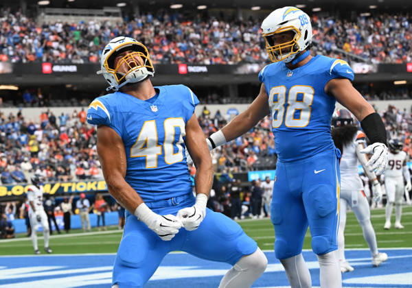 INGLEWOOD, CA - OCTOBER 11: Los Angeles Chargers tight end Hayden Rucci (40) celebrates after scoring a touchdown during the game between the Los Angeles Chargers and the Denver Broncos on October 11, 2026 at SoFi Stadium in Inglewood. (Photo by David Dennis Icon Sportswire) NFL, American Football Herren, USA OCT 11 Broncos at Chargers EDITORIAL USE ONLY Icon26101124