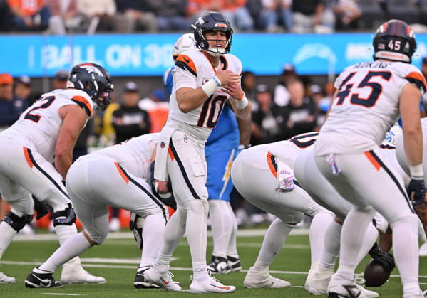 INGLEWOOD, CA - OCTOBER 11: Denver Broncos quarterback Bo Nix (10) motions before the snap during the game between the Los Angeles Chargers and the Denver Broncos on October 11, 2026 at SoFi Stadium in Inglewood. (Photo by David Dennis Icon Sportswire) NFL, American Football Herren, USA OCT 11 Broncos at Chargers EDITORIAL USE ONLY Icon26101126