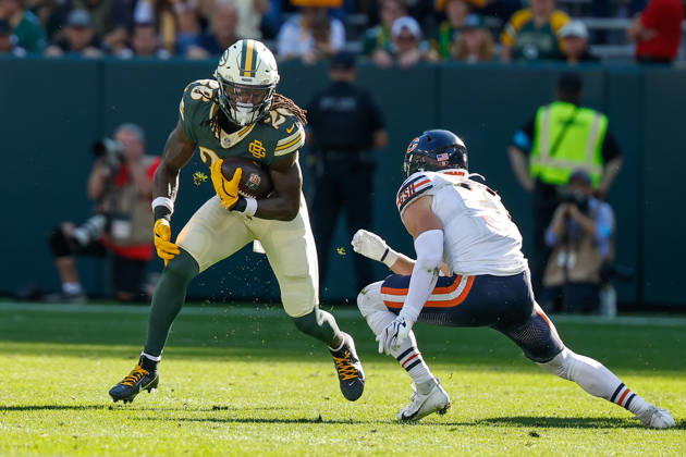 Oct 11, 2026; Green Bay, WI, USA; Green Bay Packers running back Kaleb Johnson (26) running the ball during NFL, American Football Herren, USA game action against the Chicago Bears at Lambeau Field. Mandatory Credit: -Cal Media Green Bay USA - ZUMAc04_ 20261011_zma_c04_265 Copyright: xDarrenxLeex