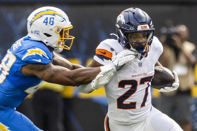 October 11, 2026, Inglewood, California, USA: Denver Broncos Running Back J.K. DOBBINS (27) escapes a tackle-attempt by Los Angeles Chargers outside linebacker BUD DUPREE (48) during an NFL, American Football Herren, USA football game, in Inglewood. Inglewood USA - ZUMAc68_ 20261011_zaf_c68_003 Copyright: xRingoxChiux