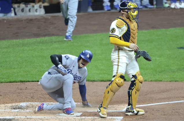 Los Angeles Dodgers Shohei Ohtani (17) scores on a single by Andy Pages as Milwaukee Brewers catcher William Contreras (24) stands at the plate in the second inning of an MLB, Baseball Herren, USA National League Championship Series playoff game at American Family Field in Milwaukee, Wisconsin, on Sunday, October 11, 2026.  MIL20261011705 TANNENxMAURY