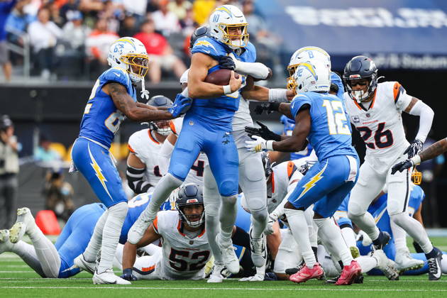 NFL, American Football Herren, USA - Los Angeles Chargers vs Denver Broncos Los Angeles Chargers quarterback Justin Herbert (10) is stopped on fourth down during the second half of an NFL football game against the Denver Broncos at SoFi Stadium in Inglewood, California, USA, 11 October 2026. INGLEWOOD CALIFORNIA UNITED STATES  Copyright: xCHRISxTORRESx