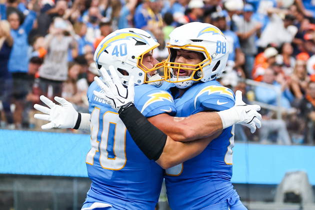 NFL, American Football Herren, USA - Los Angeles Chargers vs Denver Broncos Los Angeles Chargers tight ends Hayden Rucci (40) and Charlie Kolar (88) celebrate after Rucci caught a touchdown pass during the second half of an NFL football game against the Denver Broncos at SoFi Stadium in Inglewood, California, USA, 11 October 2026. INGLEWOOD CALIFORNIA UNITED STATES  Copyright: xCHRISxTORRESx
