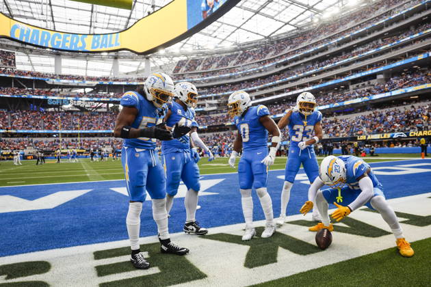 NFL, American Football Herren, USA - Los Angeles Chargers vs Denver Broncos Members of the Los Angeles Chargers defense celebrate after recovering a fumble during the second half of an NFL football game against the Denver Broncos at SoFi Stadium in Inglewood, California, USA, 11 October 2026. INGLEWOOD CALIFORNIA UNITED STATES  Copyright: xCHRISxTORRESx