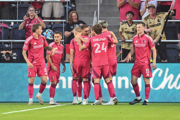 ST. LOUIS, MO - OCTOBER 11: Carlo Holse (19) of the St. Louis CITY SC is congratulated by teammates after scoring the first goal of the game in the second minute during the MLS, Fussball Herren, USA regular season match where St. Louis CITY SC hosted LA Galaxy on Sunday October 11th, 2026, at Energizer Park in St. Louis City, MO. (Photo by Rick Ulreich Icon Sportswire) SOCCER: OCT 11 MLS St. Louis CITY SC vs LA Galaxy EDITORIAL USE ONLY Icon26101102