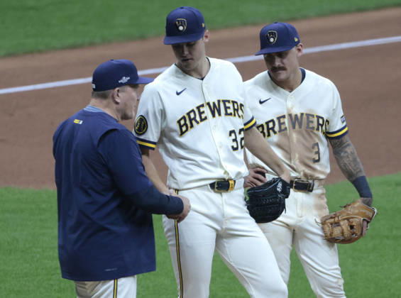 Milwaukee Brewers manager Pat Murphy (00) relieves starting pitcher Jacob Misiorowski (32) in the fourth inning of an MLB, Baseball Herren, USA National League Championship Series playoff game against the Los Angeles Dodgers at American Family Field in Milwaukee, Wisconsin, on Sunday, October 11, 2026.  MIL20261011716 TANNENxMAURY