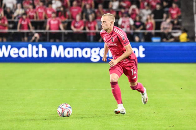 ST. LOUIS, MO - OCTOBER 11: Tomas Totland (14) of the St. Louis CITY SC runs with the ball during the MLS, Fussball Herren, USA regular season match where St. Louis CITY SC hosted LA Galaxy on Sunday October 11th, 2026, at Energizer Park in St. Louis City, MO. (Photo by Rick Ulreich Icon Sportswire) SOCCER: OCT 11 MLS St. Louis CITY SC vs LA Galaxy EDITORIAL USE ONLY Icon26101127