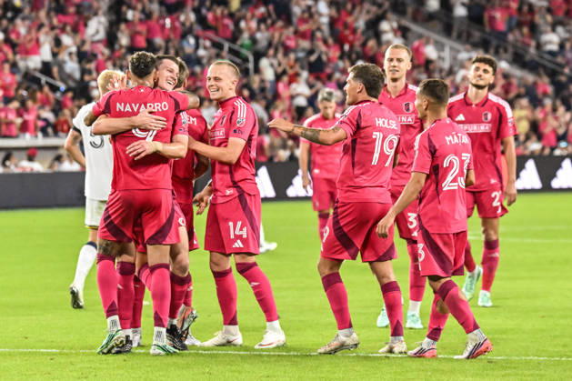 ST. LOUIS, MO - OCTOBER 11: St. Louis City players celebrate the goal by Rafael Navarro (9) of the St. Louis CITY SC during the MLS, Fussball Herren, USA regular season match where St. Louis CITY SC hosted LA Galaxy on Sunday October 11th, 2026, at Energizer Park in St. Louis City, MO. (Photo by Rick Ulreich Icon Sportswire) SOCCER: OCT 11 MLS St. Louis CITY SC vs LA Galaxy EDITORIAL USE ONLY Icon26101129