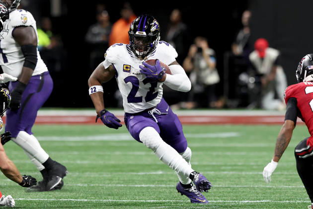 ATLANTA, GA - OCTOBER 11: Derrick Henry (22) of the Baltimore Ravens carries the football during the Sunday evening NFL, American Football Herren, USA game between the Atlanta Falcons and the Baltimore Ravens on October 11, 2026 at the Mercedes-Benz Stadium in Atlanta, Georgia. (Photo by David J. Griffin Icon Sportswire) NFL: OCT 11 Ravens at Falcons EDITORIAL USE ONLY Icon9532610110514