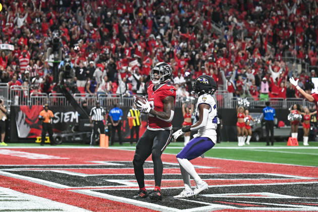ATLANTA, GA - OCTOBER 11: Atlanta tight end Kyle Pitts (8) catches a touchdown pass during the NFL, American Football Herren, USA game between the Baltimore Ravens and the Atlanta Falcons on October 11th, 2026 at Mercedes-Benz Stadium in Atlanta, GA. (Photo by Rich von Biberstein Icon Sportswire) NFL: OCT 11 Ravens at Falcons EDITORIAL USE ONLY Icon261011003
