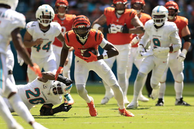 October 11, 2026, Miami Gardens, Florida, United States: Cincinnati Bengals wide receiver Tee Higgins (5) makes a reception and runs with the ball during an NFL, American Football Herren, USA game against the Miami Dolphins on Sunday, October 11, 2026 at the Hard Rock Stadium. The Bengals beat the Dolphins 31-24. NFL 2026: Cincinnati Bengals 31 : 24 Miami Dolphins  - ZUMAh180 20261011_zsp_h180_058 Copyright: xKimxHukarix
