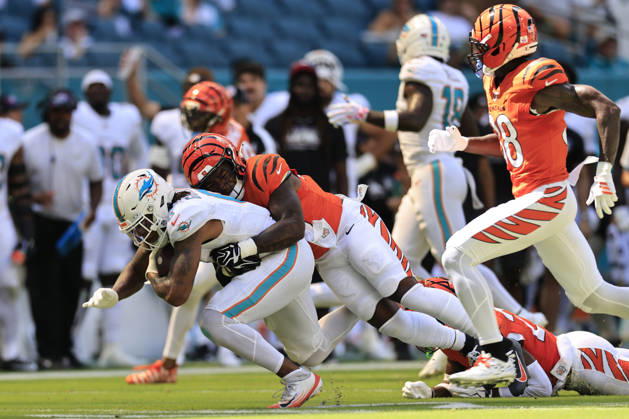 October 11, 2026, Miami Gardens, Florida, United States: Miami Dolphins running back Ollie Gordon II (0) makes a reception and runs with the ball and tackled by Cincinnati Bengals linebacker Barrett Carter (49) during an NFL, American Football Herren, USA game on Sunday, October 11, 2026 at the Hard Rock Stadium. The Bengals beat the Dolphins 31-24. NFL 2026: Cincinnati Bengals 31 : 24 Miami Dolphins  - ZUMAh180 20261011_zsp_h180_069 Copyright: xKimxHukarix