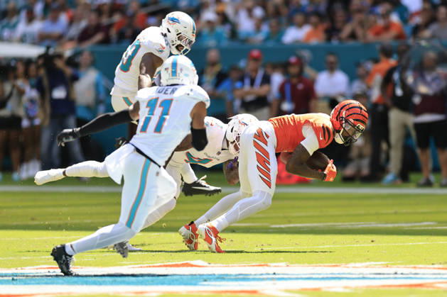 October 11, 2026, Miami Gardens, Florida, United States: Cincinnati Bengals wide receiver Tee Higgins (5) makes a reception during an NFL, American Football Herren, USA game against the Miami Dolphins on Sunday, October 11, 2026 at the Hard Rock Stadium. The Bengals beat the Dolphins 31-24. Miami Gardens United States - ZUMAh180 20261011_zsp_h180_043 Copyright: xKimxHukarix