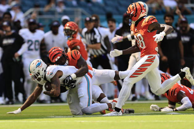 October 11, 2026, Miami Gardens, Florida, United States: Miami Dolphins running back Ollie Gordon II (0) makes a reception and runs with the ball and tackled by Cincinnati Bengals linebacker Barrett Carter (49) during an NFL, American Football Herren, USA game on Sunday, October 11, 2026 at the Hard Rock Stadium. The Bengals beat the Dolphins 31-24. NFL 2026: Cincinnati Bengals 31 : 24 Miami Dolphins  - ZUMAh180 20261011_zsp_h180_074 Copyright: xKimxHukarix