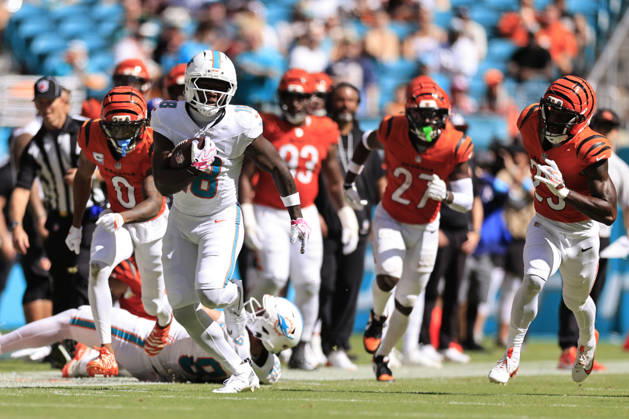 October 11, 2026, Miami Gardens, Florida, United States: Miami Dolphins wide receiver Chris Bell (18) makes a reception and turns to run with the ball during an NFL, American Football Herren, USA game against the Cincinnati Bengals on Sunday, October 11, 2026 at the Hard Rock Stadium. The Bengals beat the Dolphins 31-24. Miami Gardens United States - ZUMAh180 20261011_zsp_h180_044 Copyright: xKimxHukarix