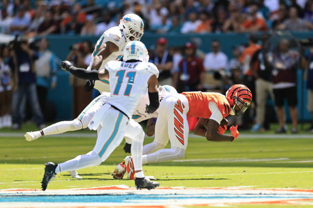 October 11, 2026, Miami Gardens, Florida, United States: Cincinnati Bengals wide receiver Tee Higgins (5) makes a reception during an NFL, American Football Herren, USA game against the Miami Dolphins on Sunday, October 11, 2026 at the Hard Rock Stadium. The Bengals beat the Dolphins 31-24. Miami Gardens United States - ZUMAh180 20261011_zsp_h180_045 Copyright: xKimxHukarix
