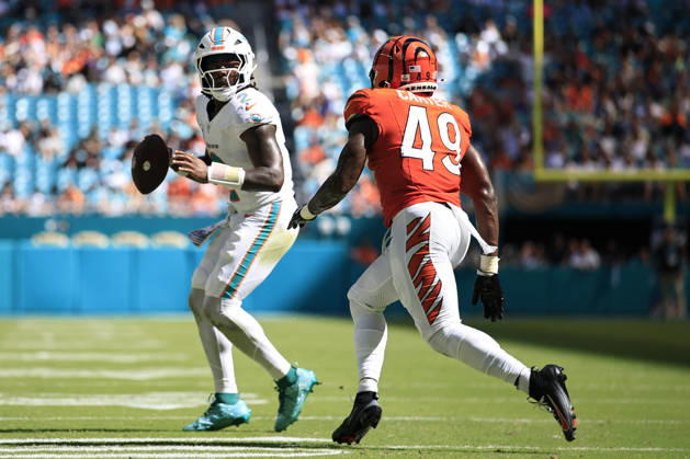 October 11, 2026, Miami Gardens, Florida, United States: Miami Dolphins quarterback Malik Willis (2) looks for an open receiver before being sacked by .Cincinnati Bengals linebacker Barrett Carter (49) during an NFL, American Football Herren, USA game on Sunday, October 11, 2026 at the Hard Rock Stadium. The Bengals beat the Dolphins 31-24. Miami Gardens United States - ZUMAh180 20261011_zsp_h180_052 Copyright: xKimxHukarix