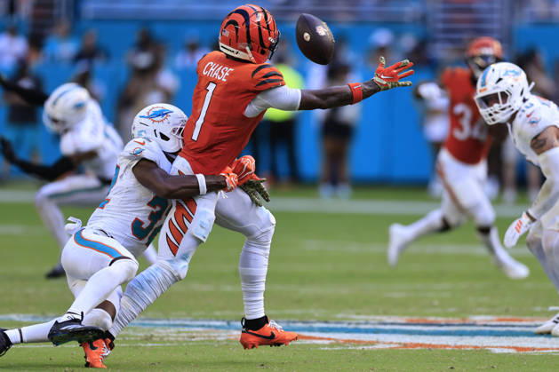 October 11, 2026, Miami Gardens, Florida, United States: Miami Dolphins safety Jaylin Simpson (32) is flagged for pass interference on Cincinnati Bengals wide receiver Ja marr Chase (1) during an NFL, American Football Herren, USA game on Sunday, October 11, 2026 at the Hard Rock Stadium. The Bengals beat the Dolphins 31-24. NFL 2026: Cincinnati Bengals 31 : 24 Miami Dolphins  - ZUMAh180 20261011_zsp_h180_090 Copyright: xKimxHukarix