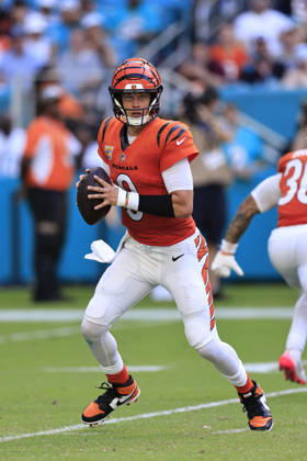 October 11, 2026, Miami Gardens, Florida, United States: Cincinnati Bengals quarterback Joe Burrow (9) scrambles out of the pocket looking for an open receiver during an NFL, American Football Herren, USA game against the Miami Dolphins on Sunday, October 11, 2026 at the Hard Rock Stadium. The Bengals beat the Dolphins 31-24. Miami Gardens United States - ZUMAh180 20261011_zsp_h180_062 Copyright: xKimxHukarix