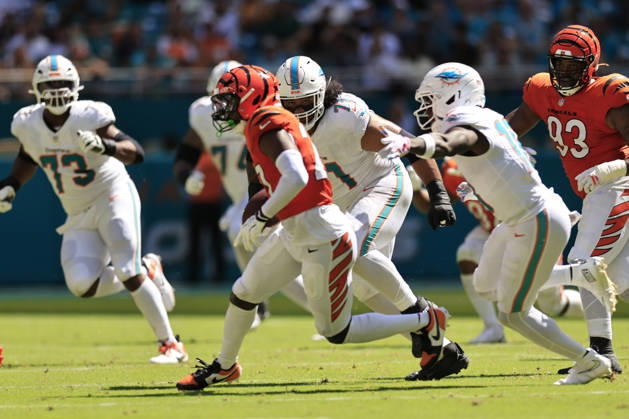 October 11, 2026, Miami Gardens, Florida, United States: Cincinnati Bengals safety Jordan Battle (27) intercepts a pass from Miami Dolphins quarterback Malik Willis (2) and runs with the ball during an NFL, American Football Herren, USA game on Sunday, October 11, 2026 at the Hard Rock Stadium. The Bengals beat the Dolphins 31-24. Miami Gardens United States - ZUMAh180 20261011_zsp_h180_080 Copyright: xKimxHukarix