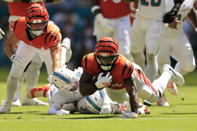 October 11, 2026, Miami Gardens, Florida, United States: Cincinnati Bengals running back Samaje Perine (34) runs with the ball during an NFL, American Football Herren, USA game against the Miami Dolphins on Sunday, October 11, 2026 at the Hard Rock Stadium. The Bengals beat the Dolphins 31-24. Miami Gardens United States - ZUMAh180 20261011_zsp_h180_087 Copyright: xKimxHukarix