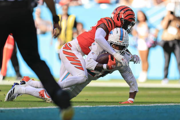 October 11, 2026, Miami Gardens, Florida, United States: Miami Dolphins wide receiver Kevin Coleman Jr. (21) makes a reception and runs to the end zone for the touchdown during an NFL, American Football Herren, USA game against the Cincinnati Bengals on Sunday, October 11, 2026 at the Hard Rock Stadium. The Bengals beat the Dolphins 31-24. Miami Gardens United States - ZUMAh180 20261011_zsp_h180_088 Copyright: xKimxHukarix