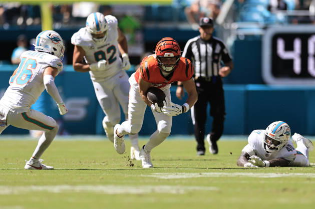 October 11, 2026, Miami Gardens, Florida, United States: Cincinnati Bengals tight end Tanner Hudson (87) makes a reception and turns to run with the ball during an NFL, American Football Herren, USA game against the Miami Dolphins on Sunday, October 11, 2026 at the Hard Rock Stadium. The Bengals beat the Dolphins 31-24. Miami Gardens United States - ZUMAh180 20261011_zsp_h180_094 Copyright: xKimxHukarix