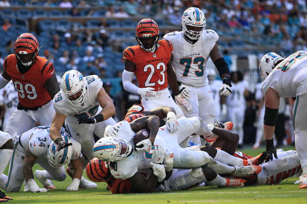 October 11, 2026, Miami Gardens, Florida, United States: Miami Dolphins running back Ollie Gordon II (0) is short of the end zone during an NFL, American Football Herren, USA game against the Cincinnati Bengals on Sunday, October 11, 2026 at the Hard Rock Stadium. The Bengals beat the Dolphins 31-24. Miami Gardens United States - ZUMAh180 20261011_zsp_h180_105 Copyright: xKimxHukarix