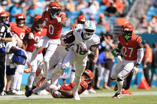 October 11, 2026, Miami Gardens, Florida, United States: Miami Dolphins wide receiver Chris Bell (18) makes a reception and turns to run with the ball during an NFL, American Football Herren, USA game against the Cincinnati Bengals on Sunday, October 11, 2026 at the Hard Rock Stadium. The Bengals beat the Dolphins 31-24. Miami Gardens United States - ZUMAh180 20261011_zsp_h180_109 Copyright: xKimxHukarix