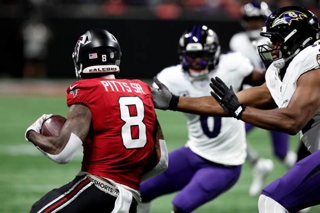 ATLANTA, GA - OCTOBER 11: Kyle Pitts Sr. (8) of the Atlanta Falcons under pressure from the Ravens defense during the Sunday evening NFL, American Football Herren, USA game between the Atlanta Falcons and the Baltimore Ravens on October 11, 2026 at the Mercedes-Benz Stadium in Atlanta, Georgia. (Photo by David J. Griffin Icon Sportswire) NFL: OCT 11 Ravens at Falcons EDITORIAL USE ONLY Icon9532610110882