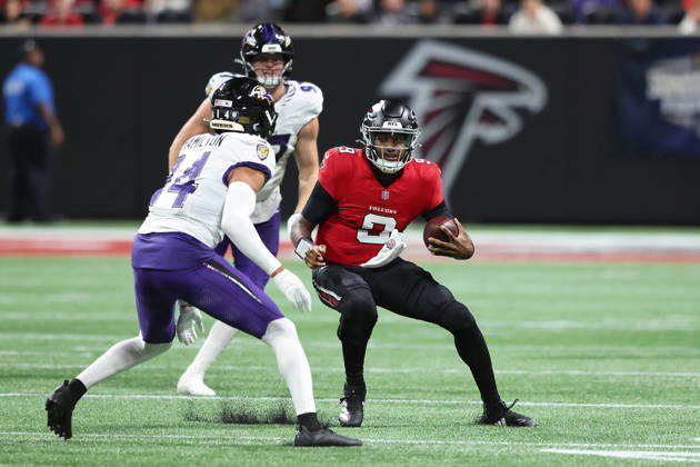 ATLANTA, GA - OCTOBER 11: Kyle Hamilton (14) of the Baltimore Ravens pressures quarterback Michael Penix, Jr. (9) of the Atlanta Falcons during the Sunday evening NFL, American Football Herren, USA game between the Atlanta Falcons and the Baltimore Ravens on October 11, 2026 at the Mercedes-Benz Stadium in Atlanta, Georgia. (Photo by David J. Griffin Icon Sportswire) NFL: OCT 11 Ravens at Falcons EDITORIAL USE ONLY Icon9532610110985