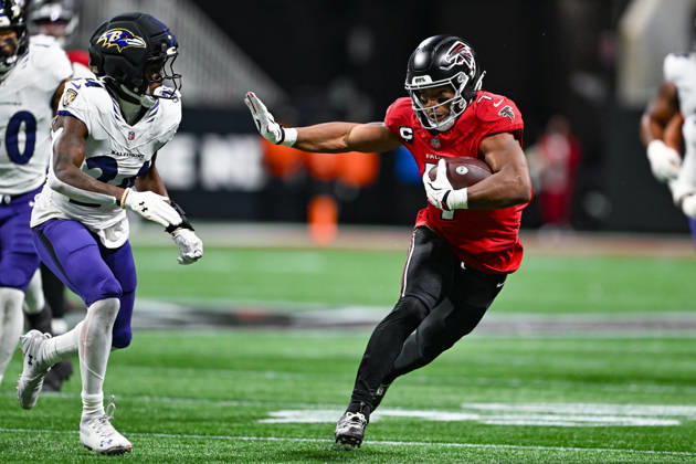 ATLANTA, GA - OCTOBER 11: Atlanta running back Bijan Robinson (7) runs the ball during the NFL, American Football Herren, USA game between the Baltimore Ravens and the Atlanta Falcons on October 11th, 2026 at Mercedes-Benz Stadium in Atlanta, GA. (Photo by Rich von Biberstein Icon Sportswire) NFL: OCT 11 Ravens at Falcons EDITORIAL USE ONLY Icon261011044